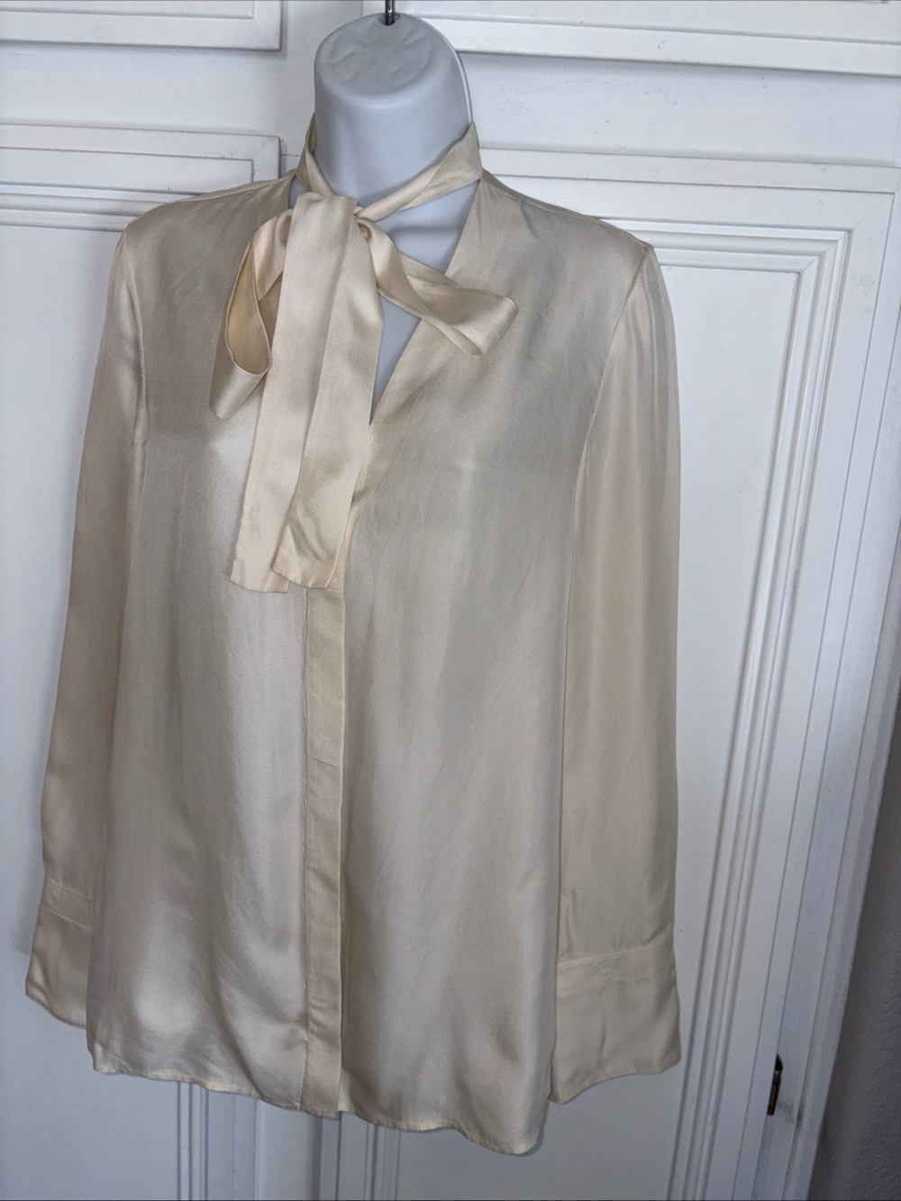 Rag & Bone 100% Silk Blouse Cream Color Hidden Buttons  V Neck Sz 2
 Bow Tie